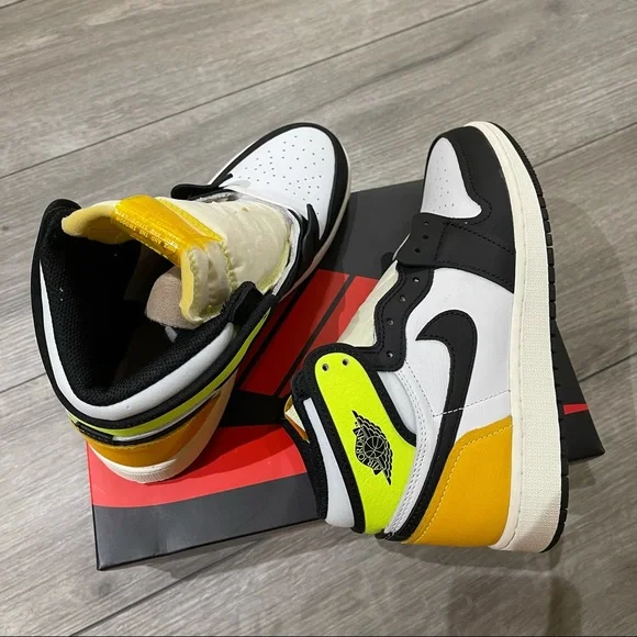 Air Jordan 1 Retro High “Volt” OG Men's 11.5 - Picture 7 of 8